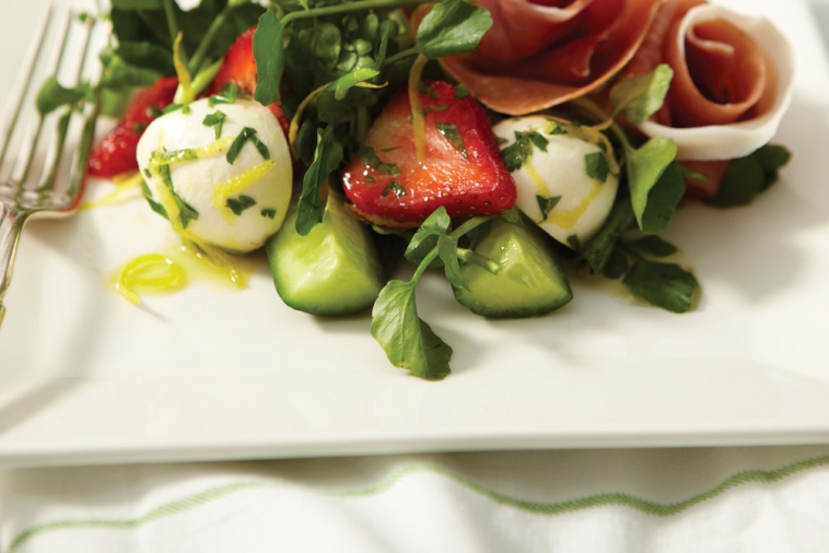 Salade Au Bocconcini Au Prosciutto Et Aux Fraises Plaisirs Laitiers