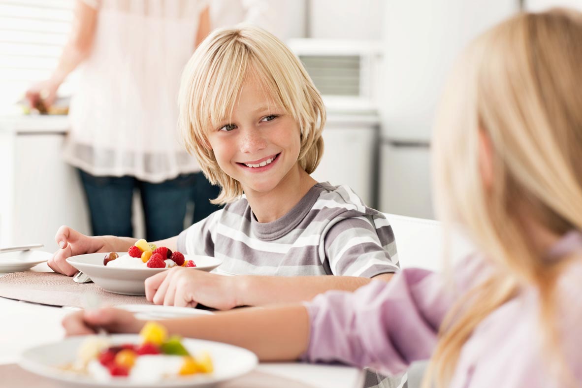 Enfants qui déjeunent