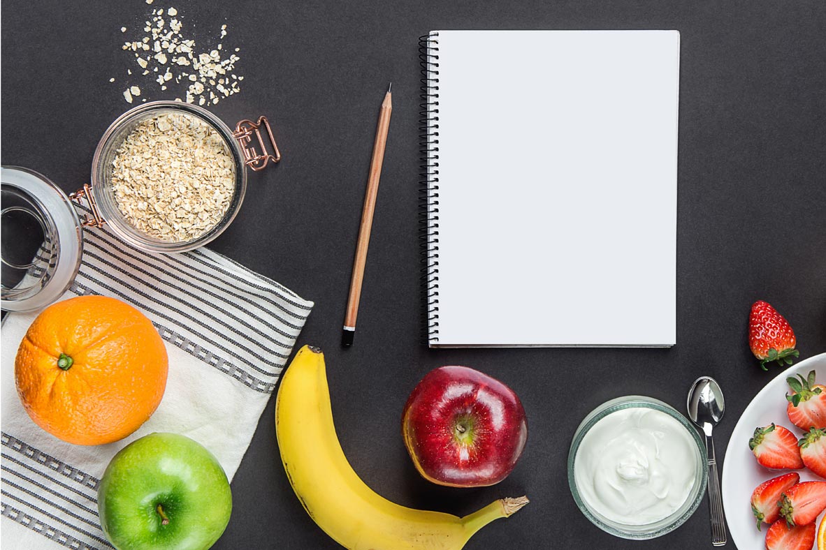 fruits, yogourt, avoine et une feuille avec un crayon