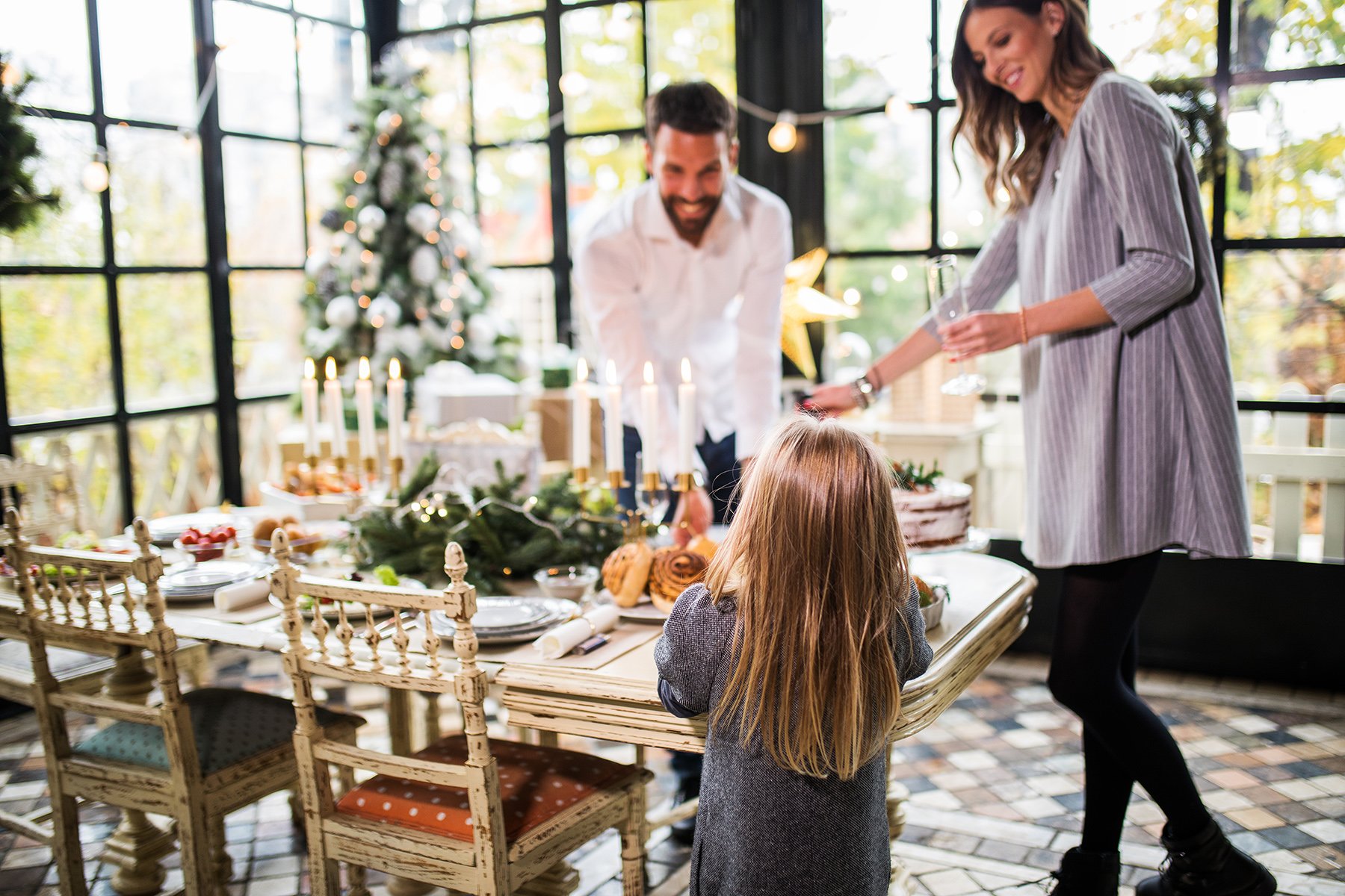 Une famille prépare la table pour le repas de Noël