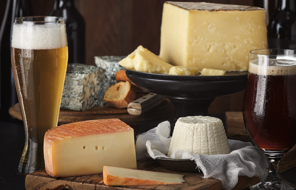 Une variété de bières et fromages