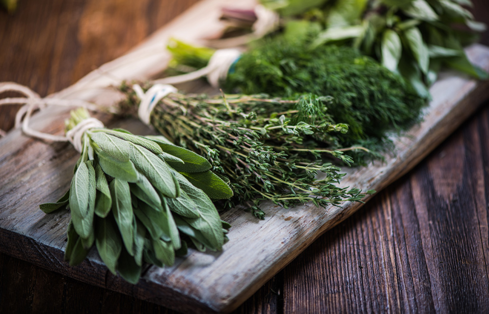 Herbes fraîches sur une planche à découper en bois