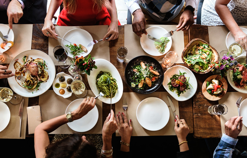 Amis réunis autour d’une table 