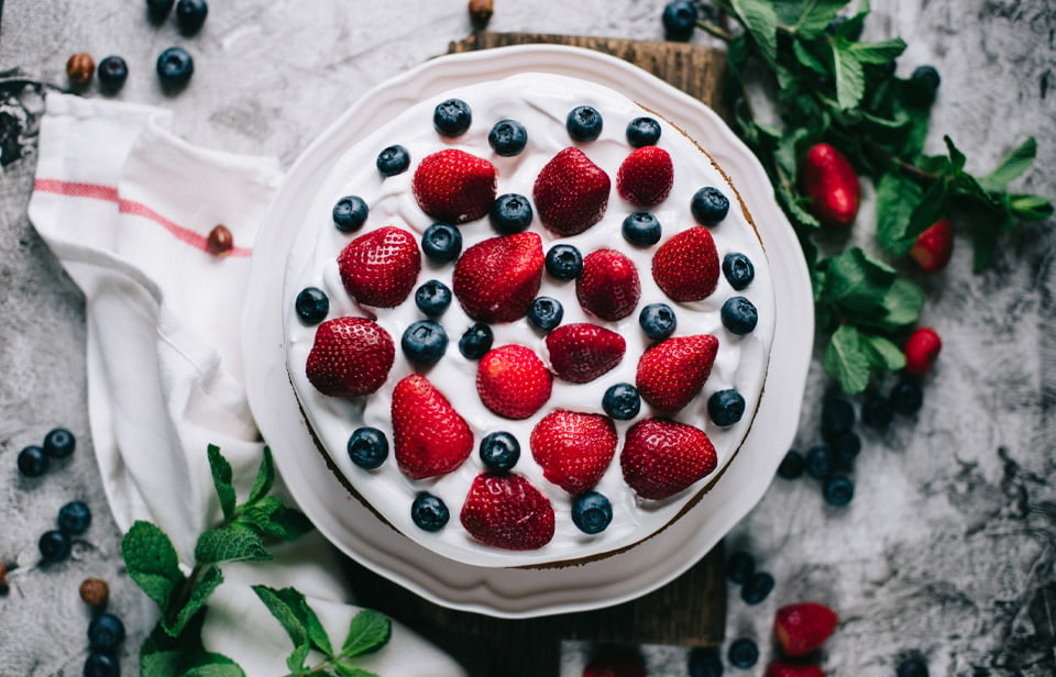 Gâteau garni de crème fouettée et de baies fraîches 