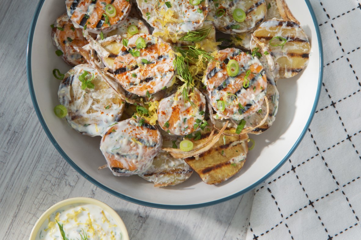 Salade de pommes de terre crémeuse aux oignons rouges croustillants