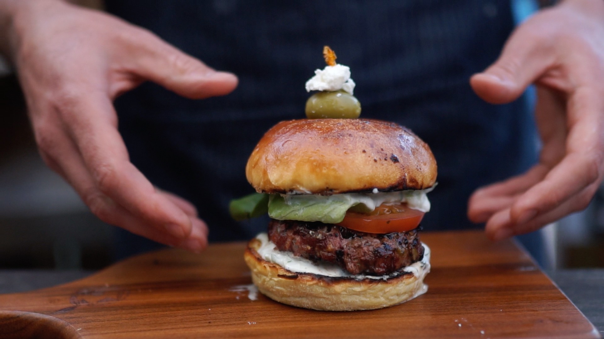 Burgers d'agneau à la grecque avec tzatziki crémeux