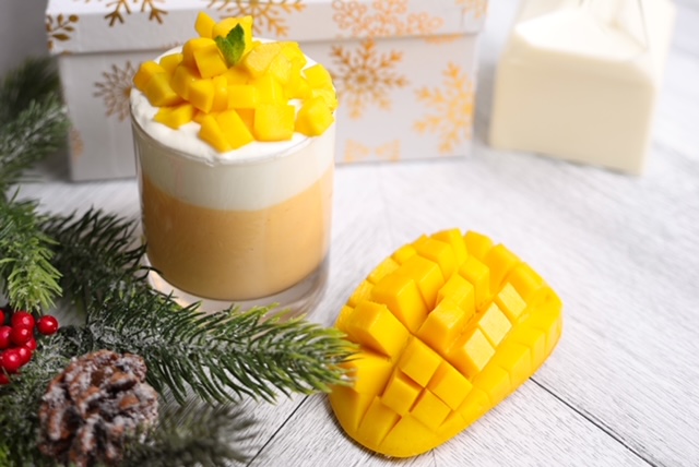 Mousse à la mangue, avec de la crème fouettée