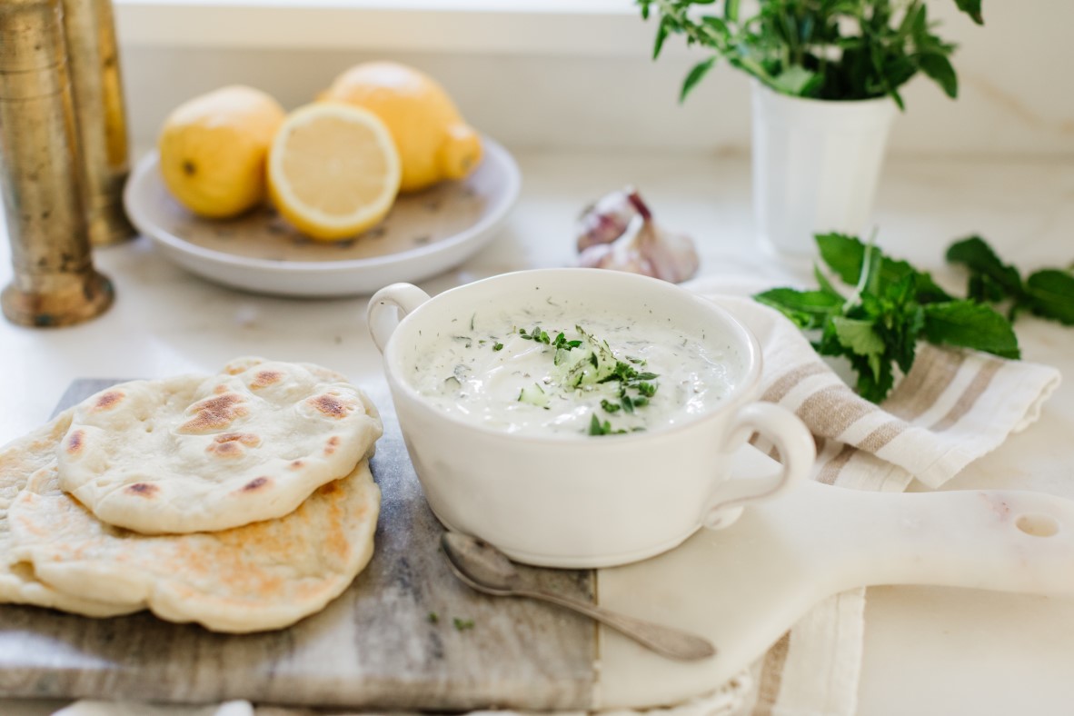 Tzatziki au citron et herbes accompagné de pitas cuits sur la cuisinière et brochettes de poulet