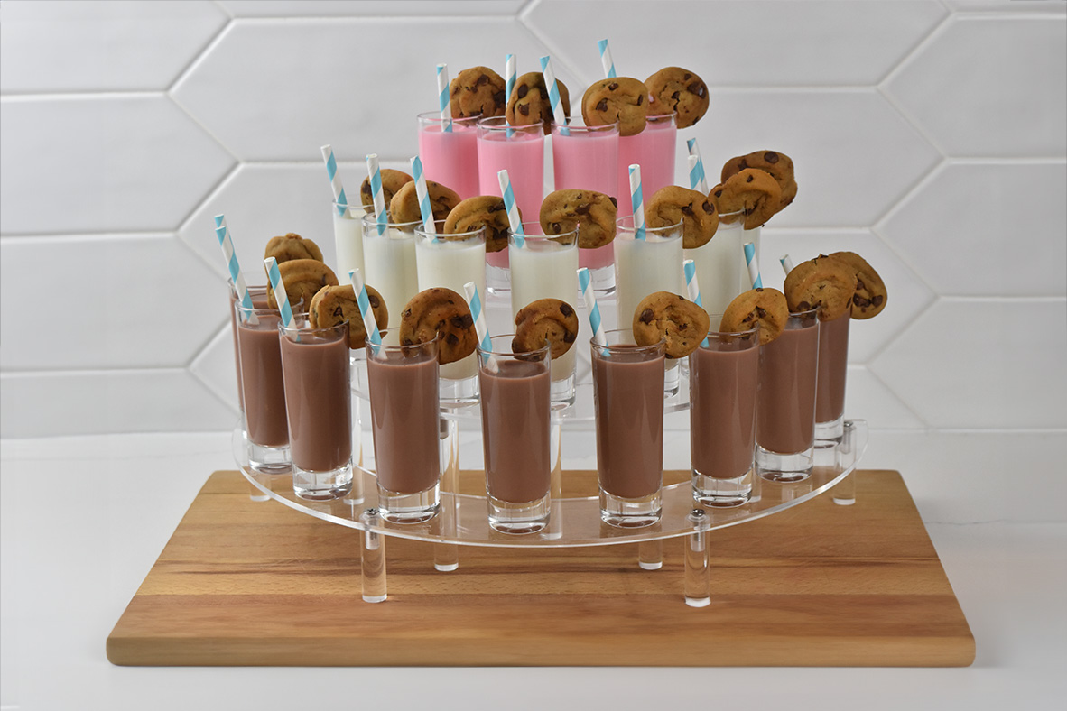 Tour De Biscuits Et Verres De Lait