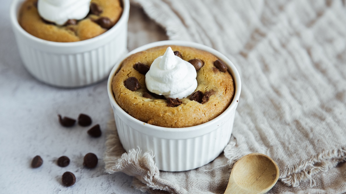 Biscuits au chocolat dans une tasse