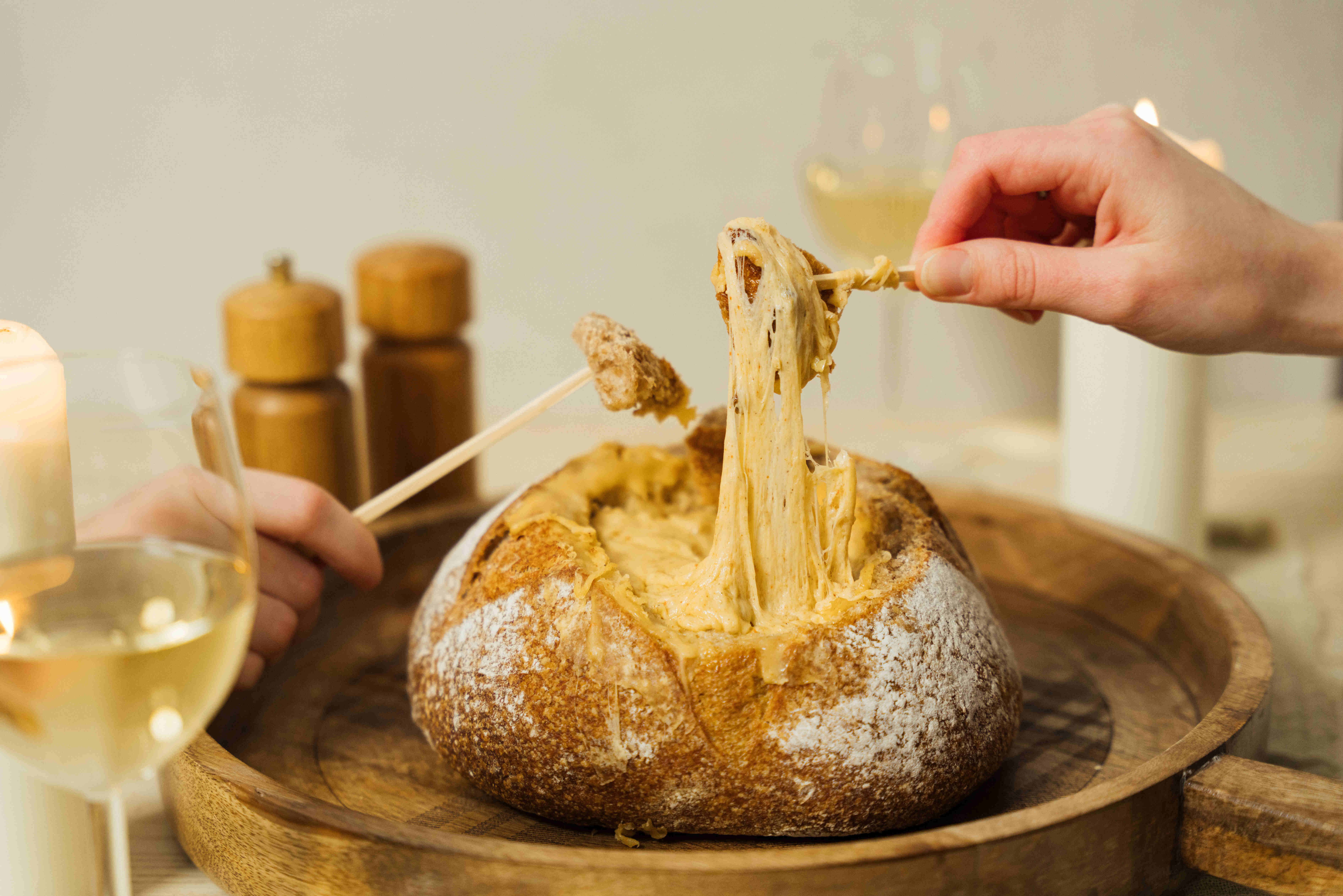 Fondue au fromage dans une miche de pain
