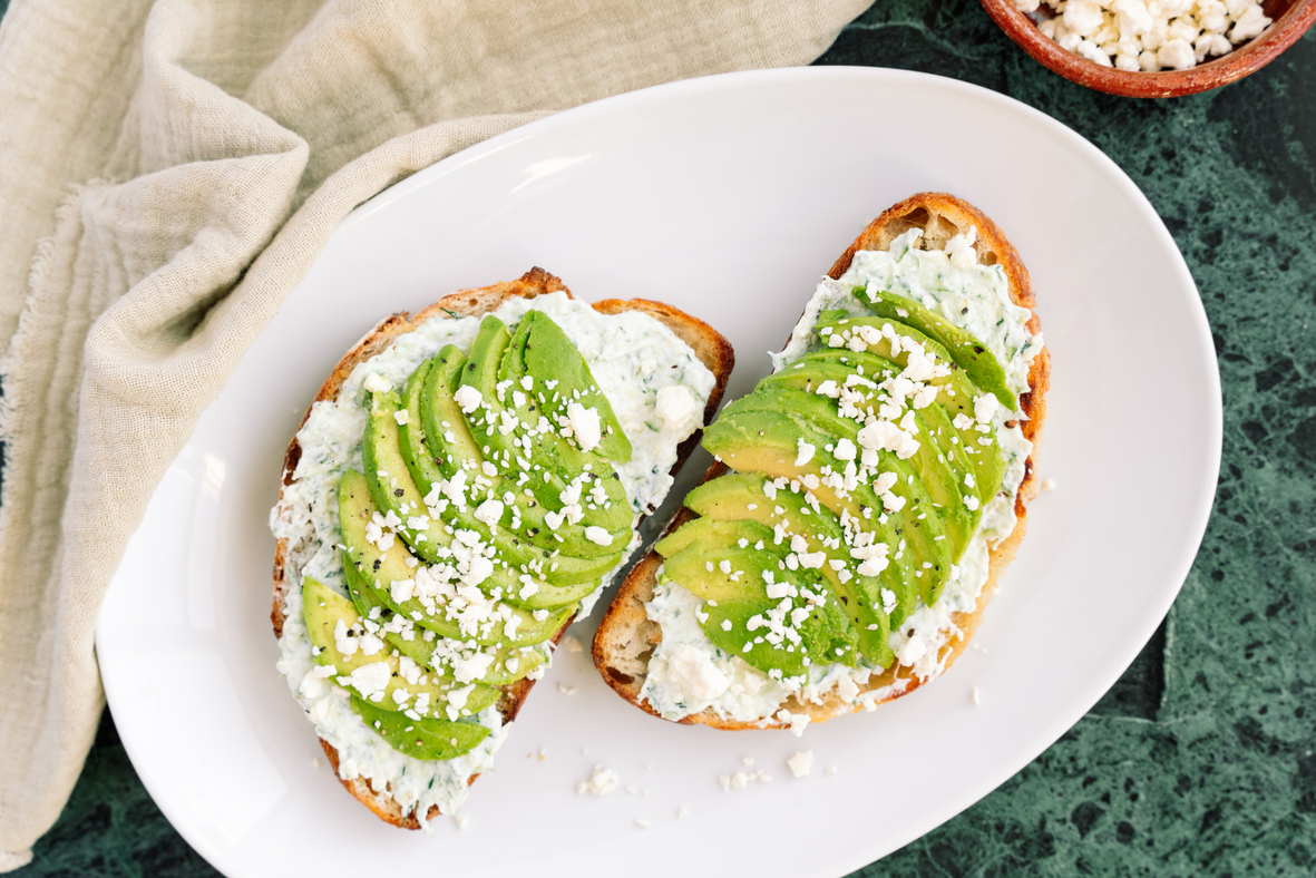Tartines à l'avocat et tzatziki