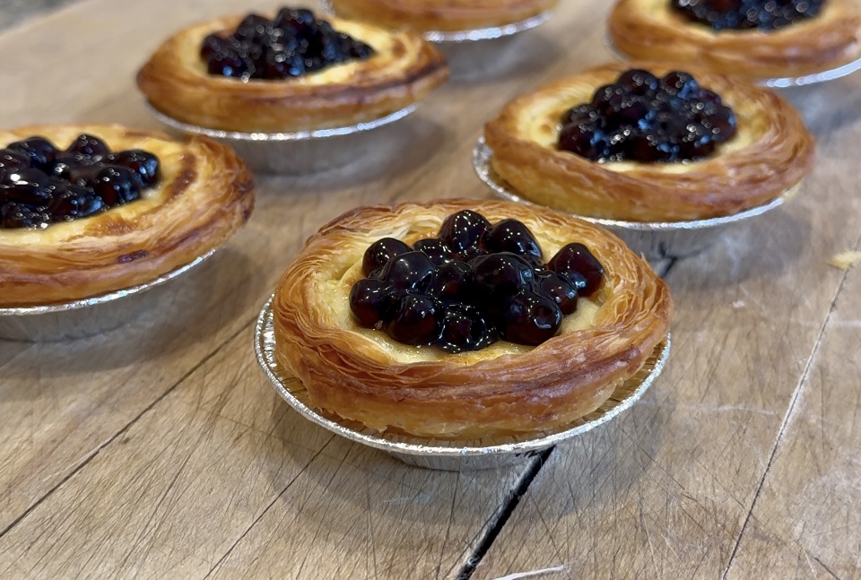 Tartelettes aux œufs, perles boba et sucre brun