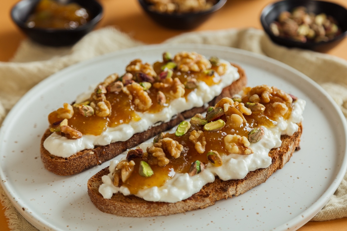 Tartine au fromage cottage et figues