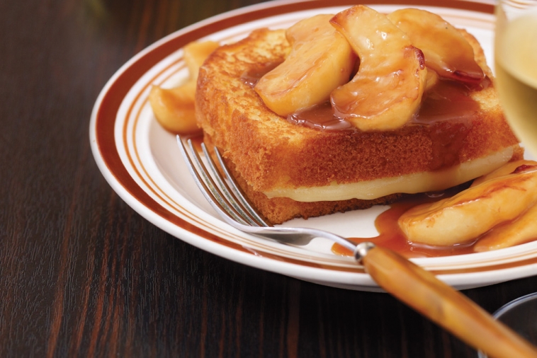 Sandwich-dessert aux pommes et au caramel