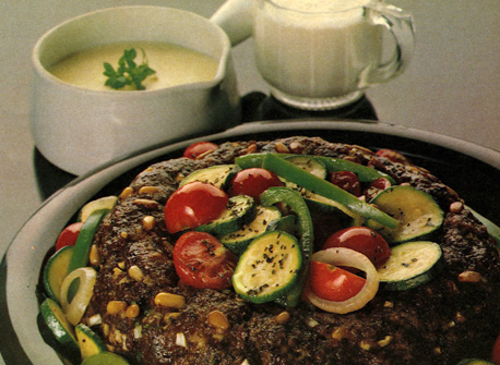 Anneau au boeuf avec légumes d'automne et sauce au fromage
