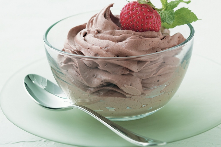Mousse au chocolat mi-amer et aux noisettes