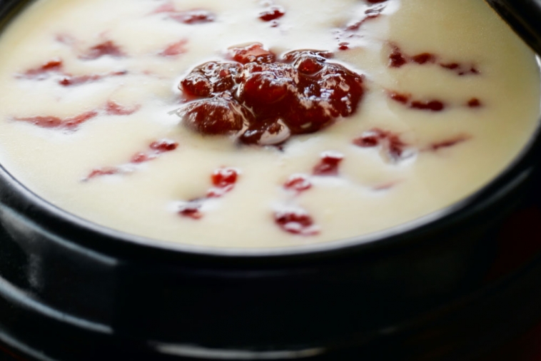 Potage aux yeux rougis : potage au Cheddar blanc canadien et aux pommes de terre avec tourbillon de canneberges