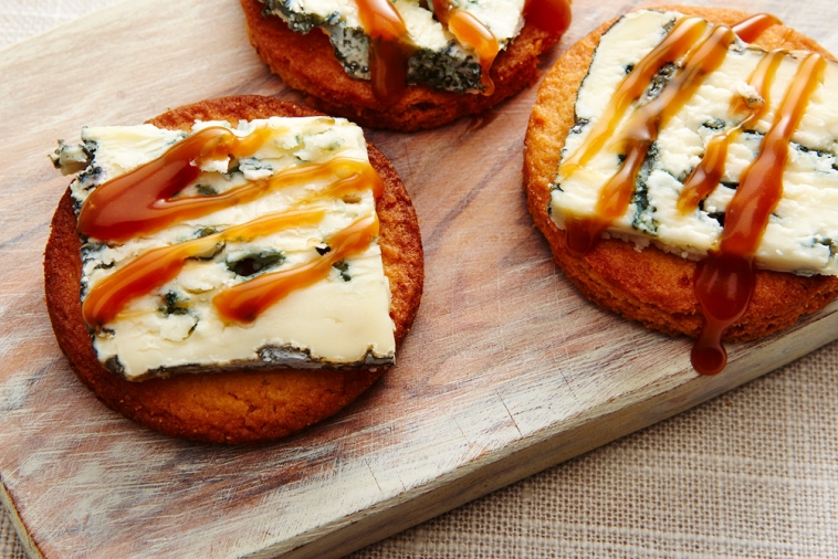 Biscuits caramélisés au fromage bleu