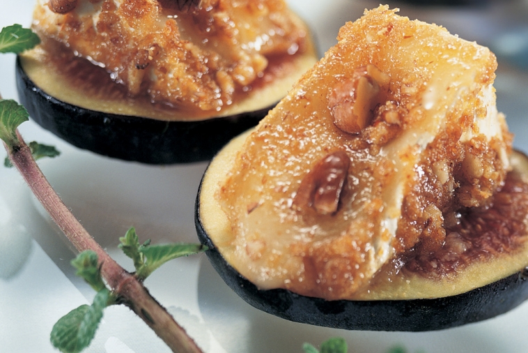 Canapés de Brie aux pacanes sur fruit