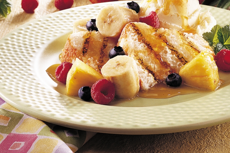 Baluchons de fruits au caramel et gâteau des anges grillé