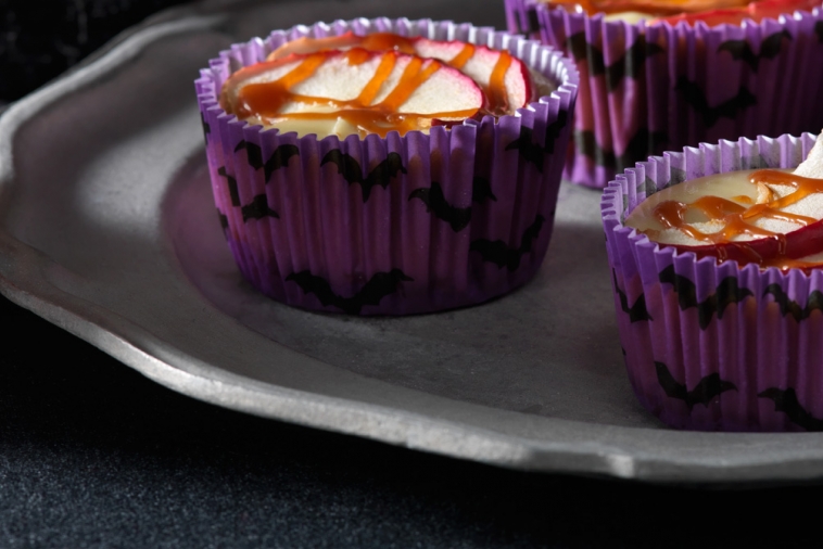Petits gâteaux au fromage, aux pommes et au caramel