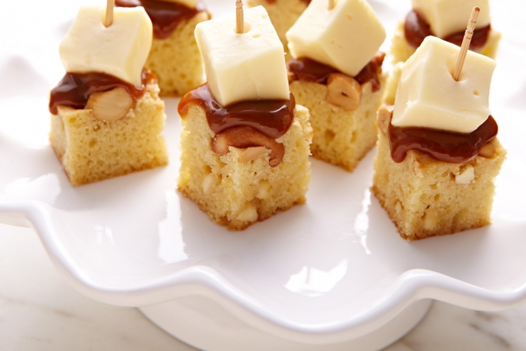 Carrés au chocolat blanc, caramel et Brie