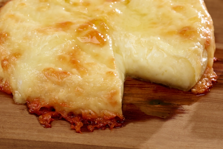 Duo de fromages cuits sur planche de cèdre et chutney aux bleuets