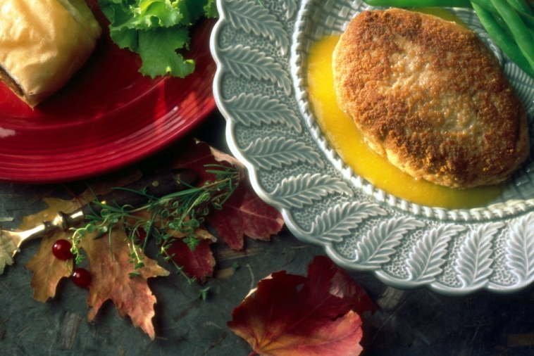 Galettes de poulet au Parmesan, sauce aux pêches et à l'ail