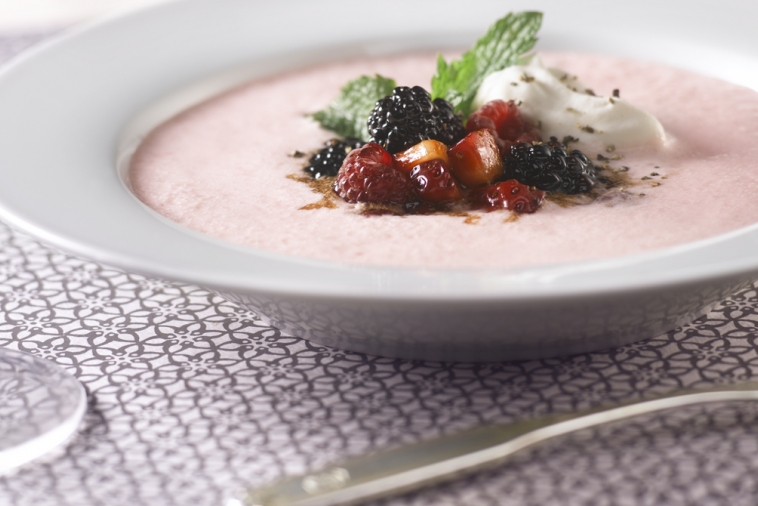 Soupe rafraîchissante aux fraises avec petits fruits au porto et crème fouettée poivrée