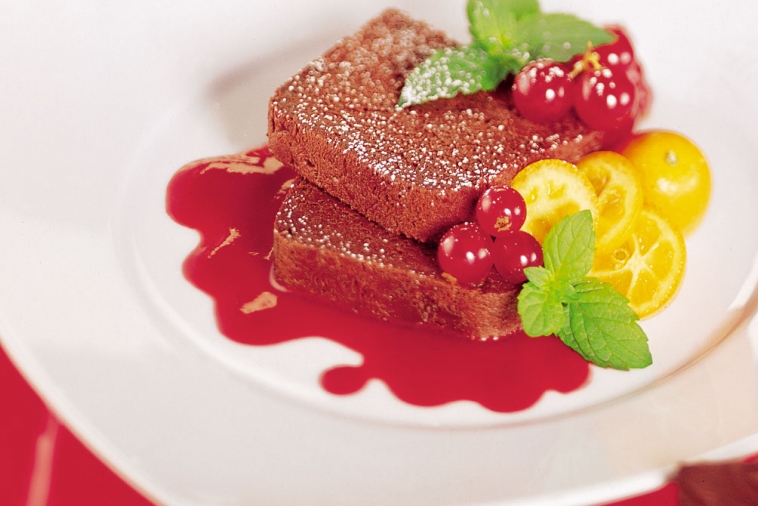 Terrine au chocolat sur coulis rouge passion