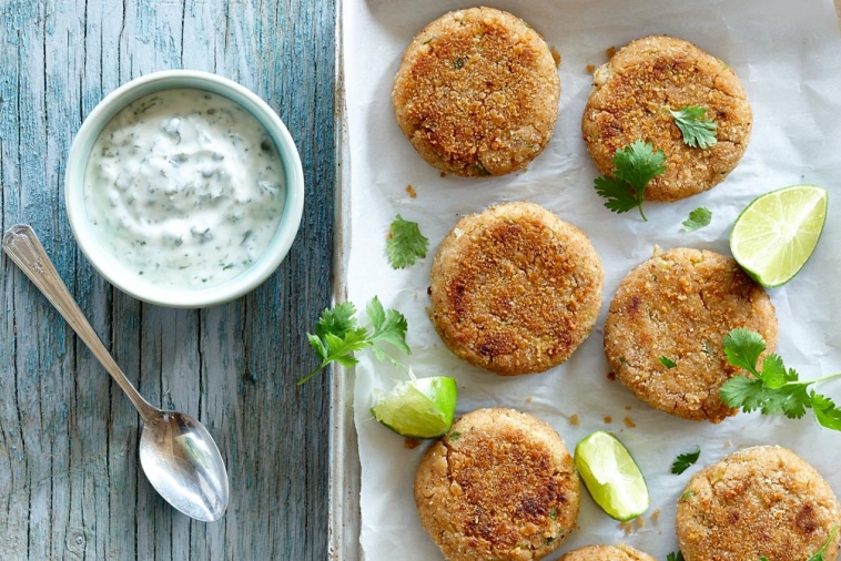 Galettes de crabe et yogourt à la coriandre et à la lime