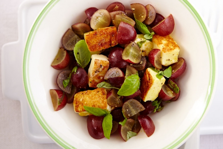 Salsa aux raisins rouges et au cari avec Halloumi grillé