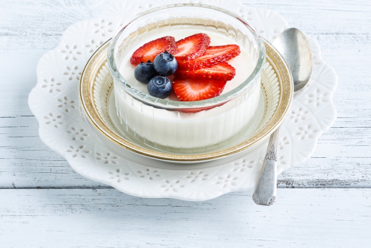 Panna cotta au gingembre garnie de petits fruits