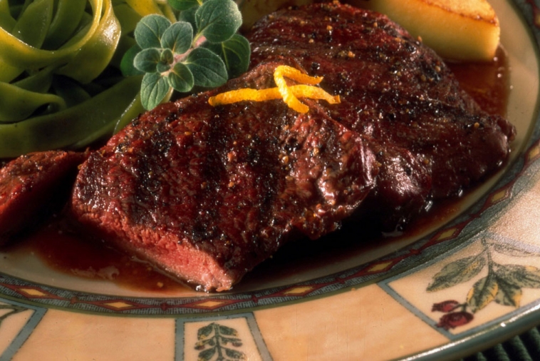 Tournedos de chevreuil grillés, sauce aigre-douce