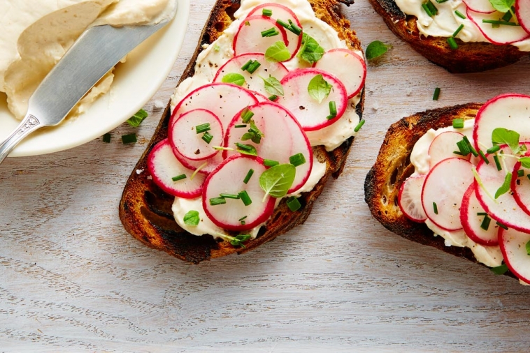 Fromage à la bière et canapés aux radis frais de Joe Beef