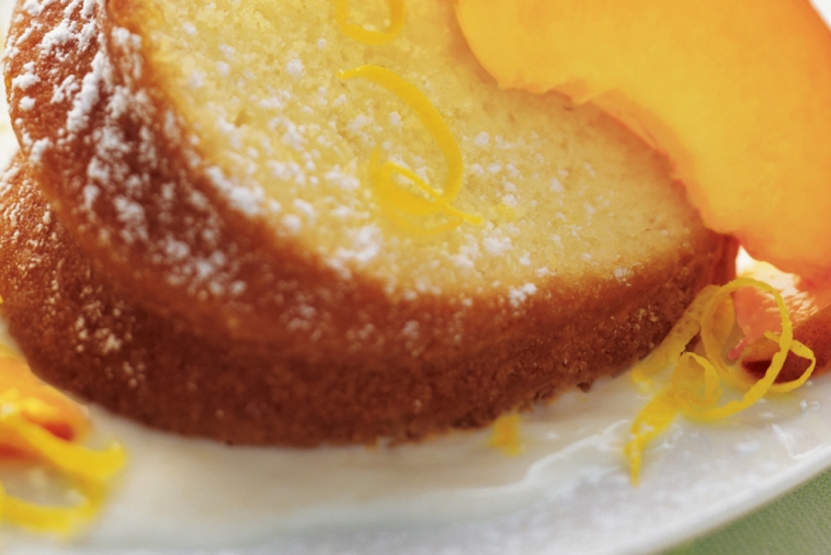 Gâteau au citron avec pêches tranchées
