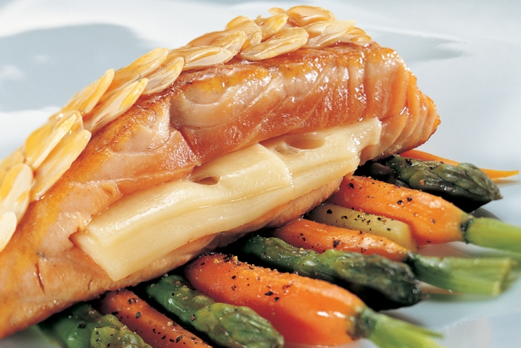 Saumon à l'érable, suisse et croûte d'amandes