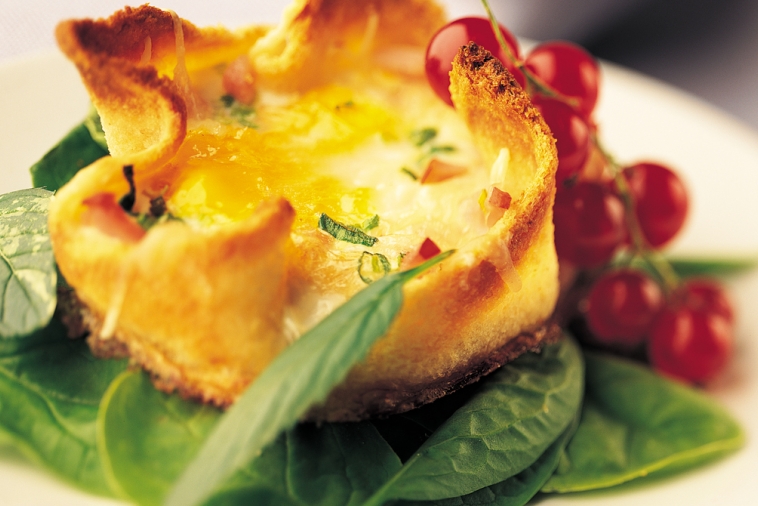Nids aux oeufs, au jambon et au Suisse