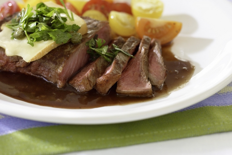 Biftecks aux herbes fraîches et à la sauce OKA