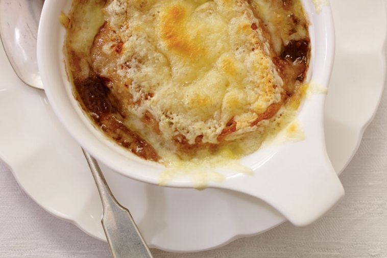 Soupe à l’oignon au Cheddar fort et au Suisse