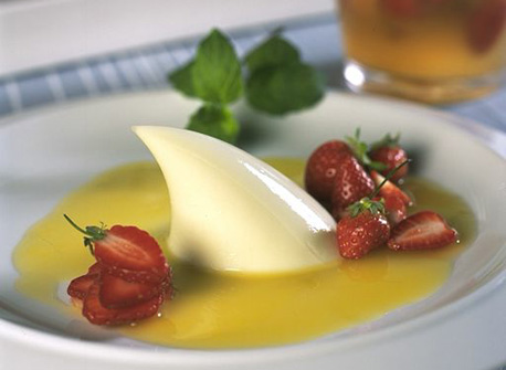 Panna cotta au Brie canadien et au yogourt, soupe de fraises au jus de fruit de la passion