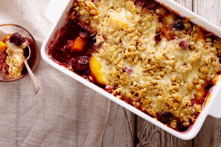 Croustillant aux pêches, aux cerises et au Havarti