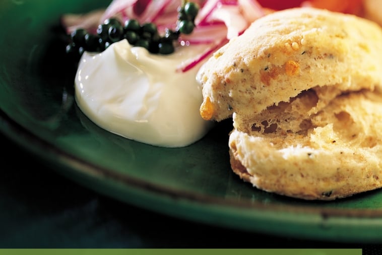 Scones au Cheddar fort Perron et au saumon fumé