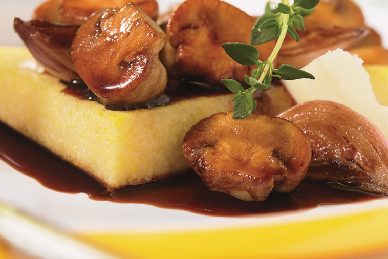 Polenta au Cheddar fort garnie d'échalotes et de champignons caramélisés