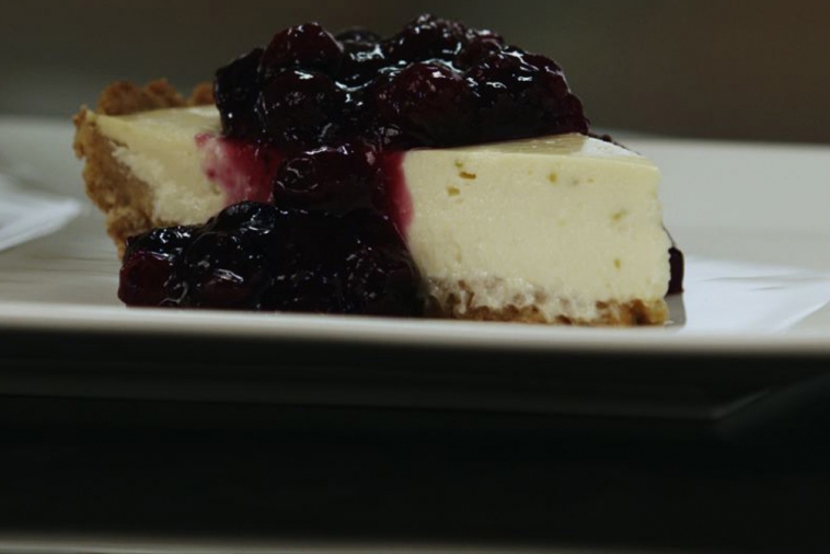 Gâteau au fromage Quark et au yogourt garni de confiture de bleuets