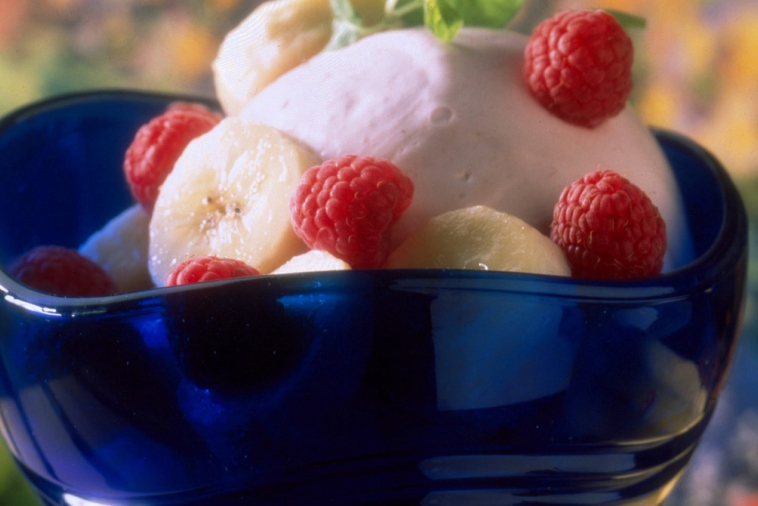 Yogourt glacé aux framboises et aux bananes
