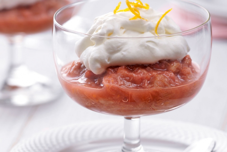 Rhubarbe pochée à la crème et à la meringue