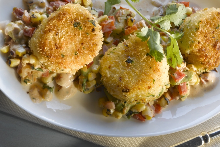 Succotash crémeux au maïs rôti avec pétoncles croustillants