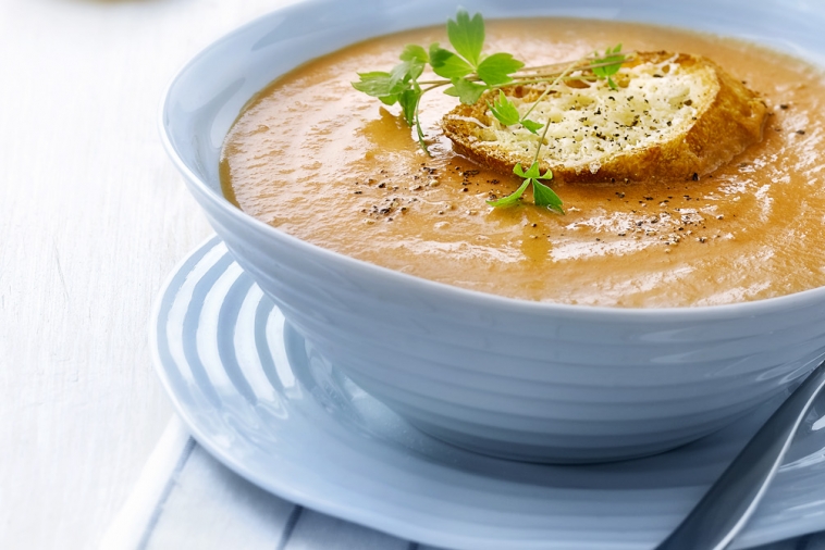 Potage aux tomates et à l'oignon doux rôti avec croûtons au fromage